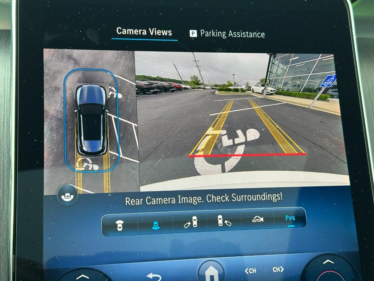 Mercedes-Benz GLC Vehicle Full-screen Gallery Image 30