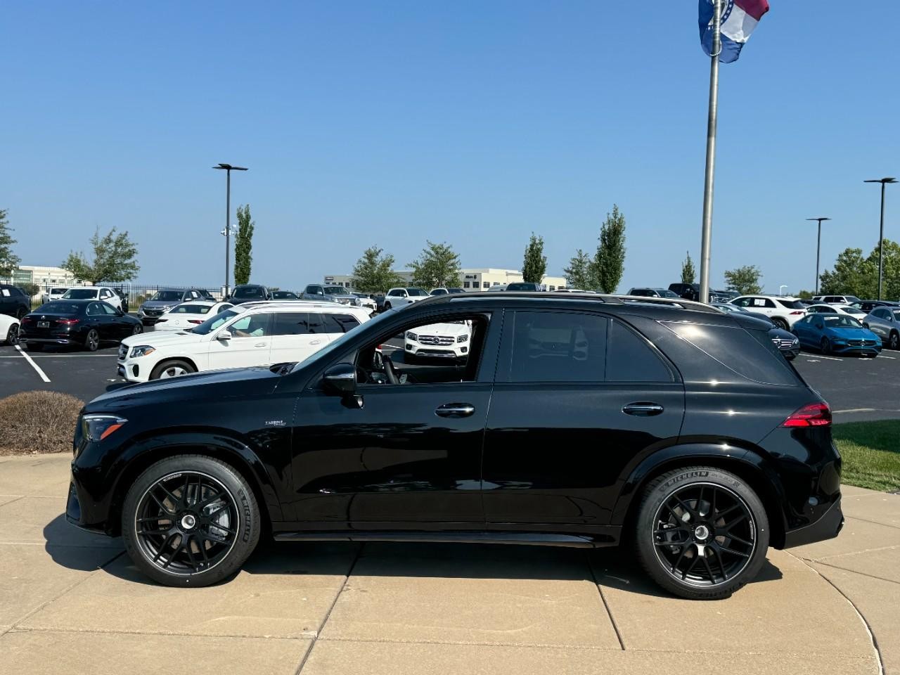 Mercedes-Benz GLE Vehicle Full-screen Gallery Image 2