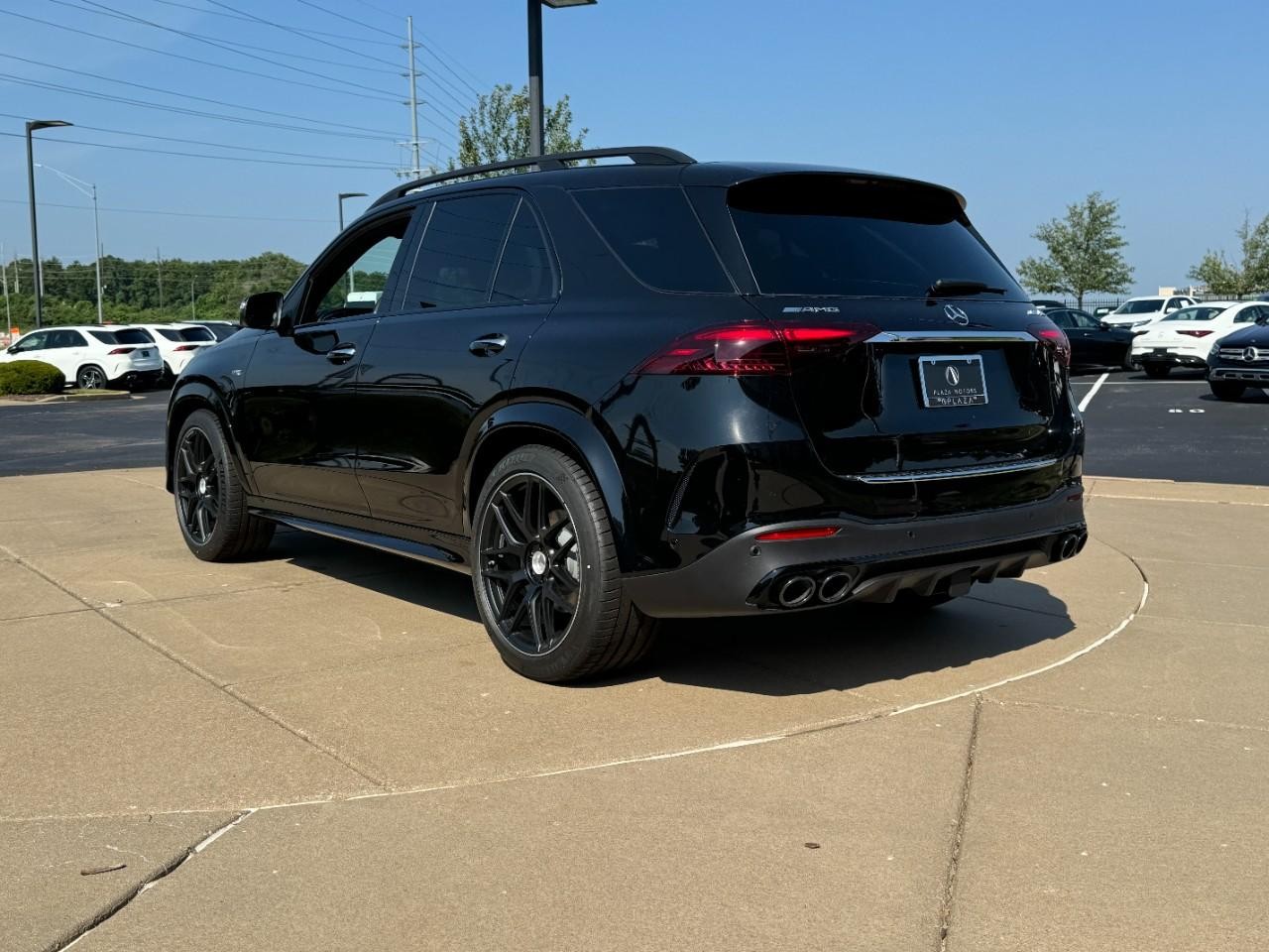 Mercedes-Benz GLE Vehicle Full-screen Gallery Image 3