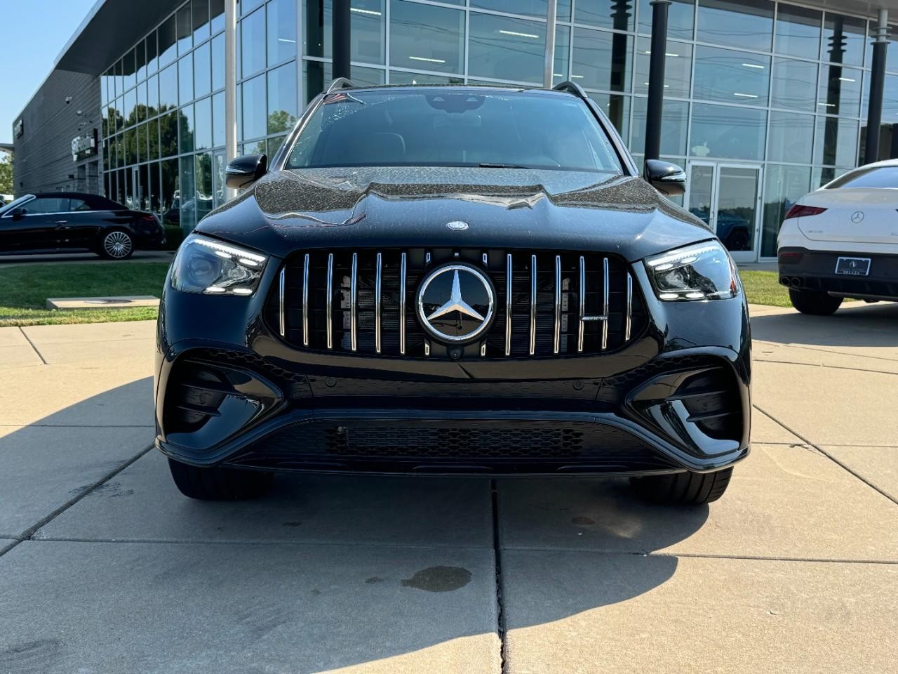 Mercedes-Benz GLE Vehicle Full-screen Gallery Image 7