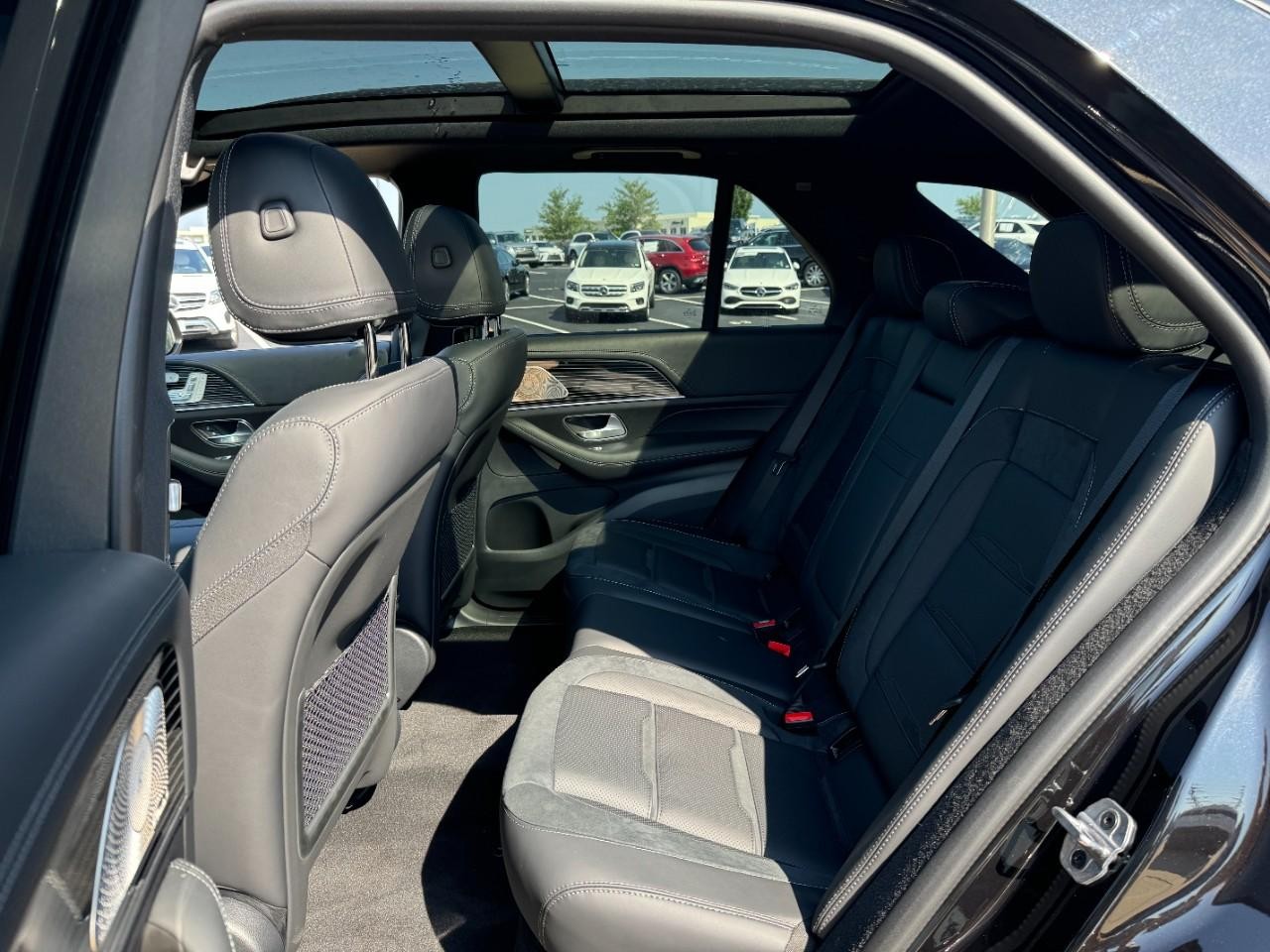 Mercedes-Benz GLE Vehicle Full-screen Gallery Image 8