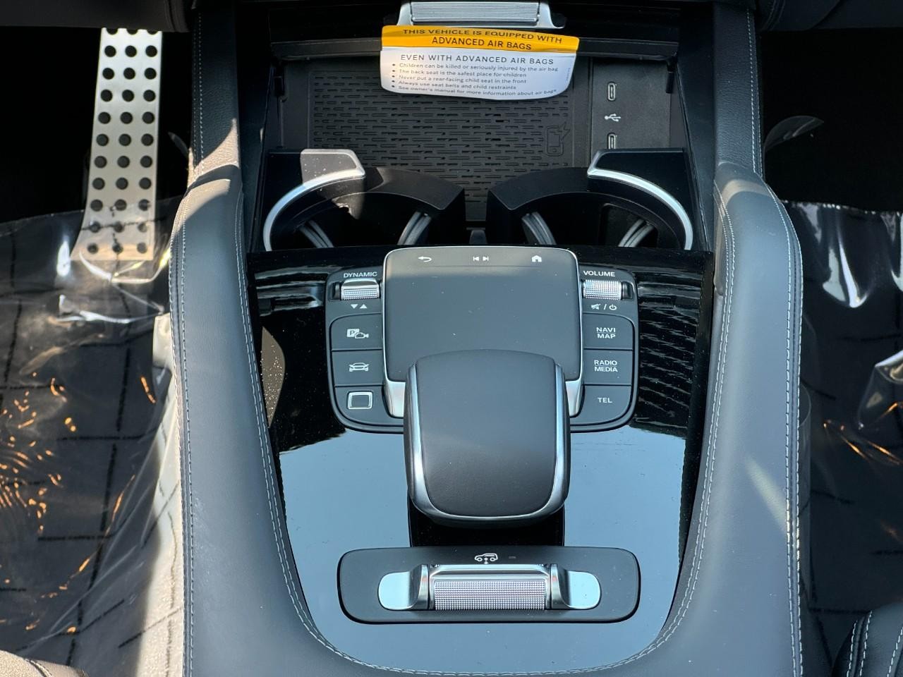 Mercedes-Benz GLE Vehicle Full-screen Gallery Image 17