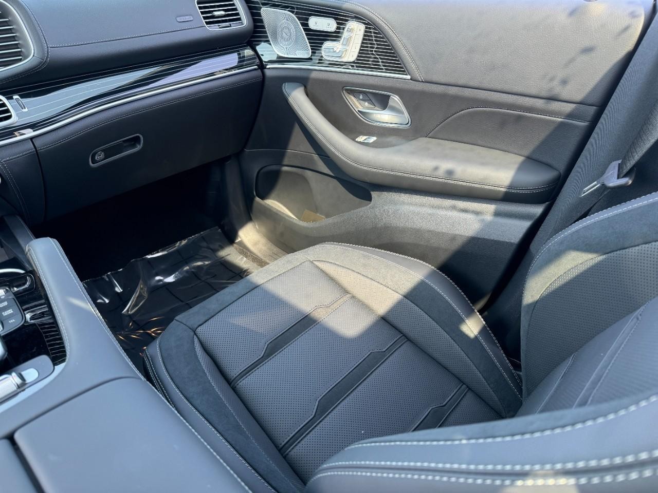 Mercedes-Benz GLE Vehicle Full-screen Gallery Image 18