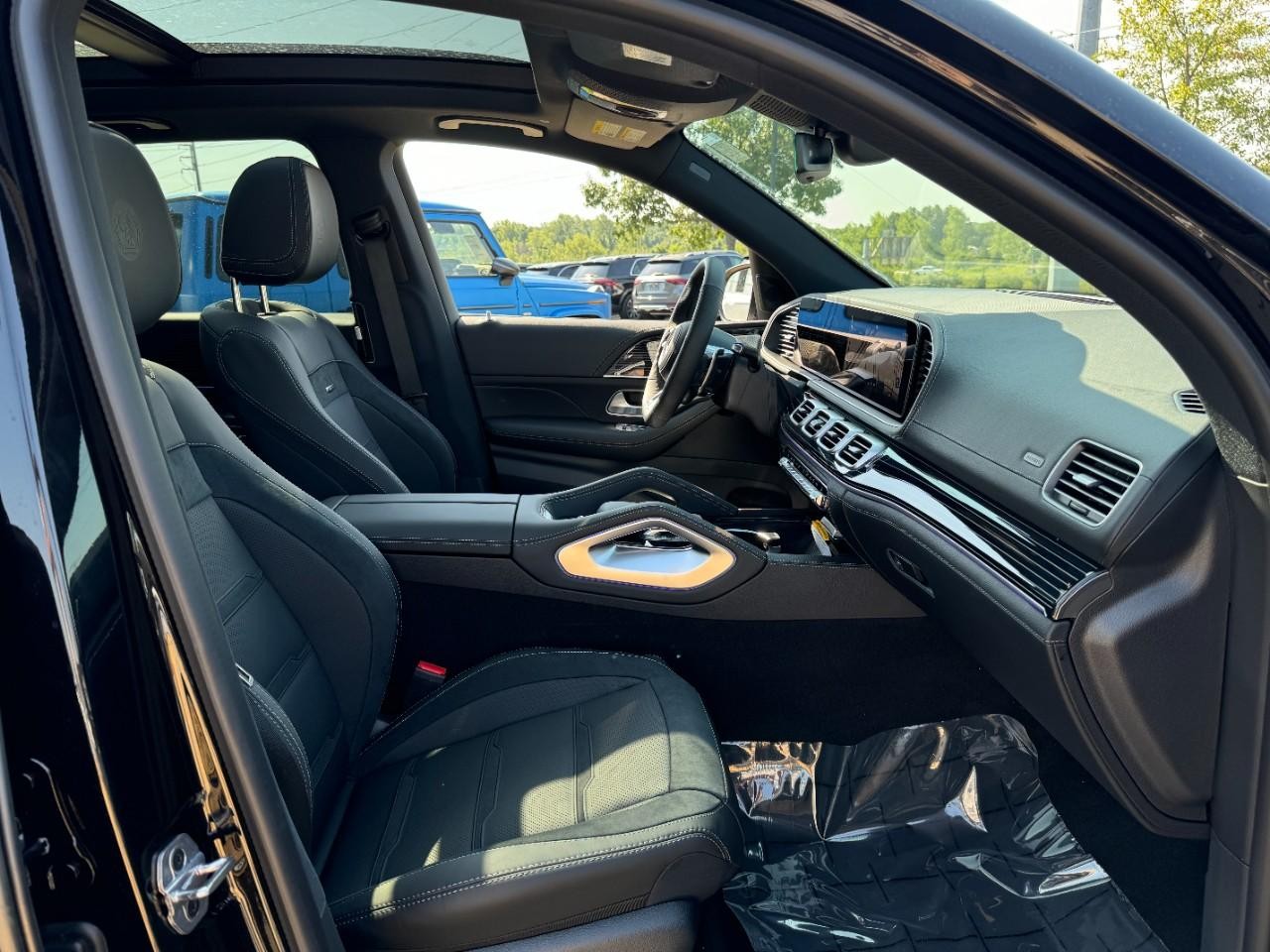 Mercedes-Benz GLE Vehicle Full-screen Gallery Image 19