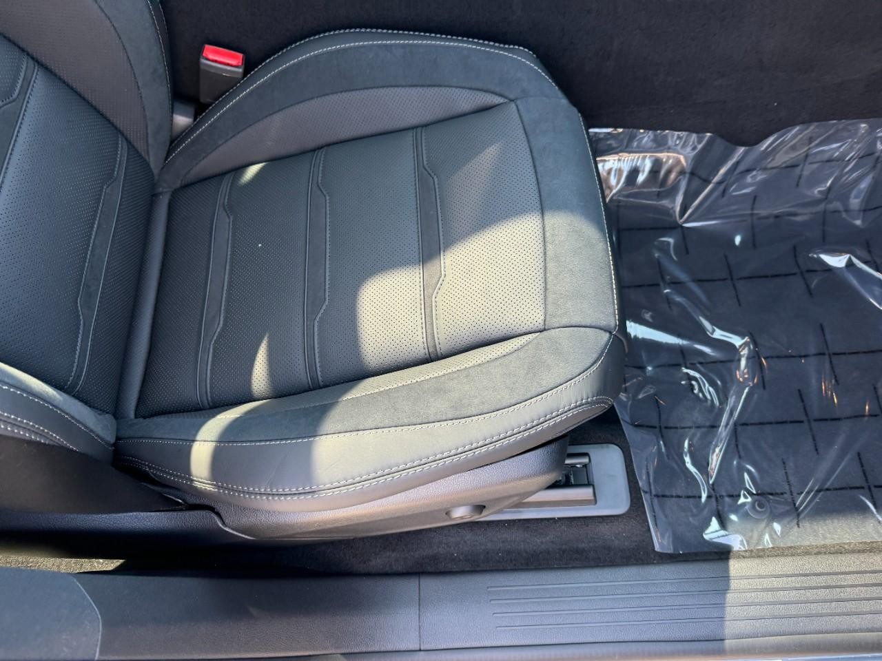 Mercedes-Benz GLE Vehicle Full-screen Gallery Image 20