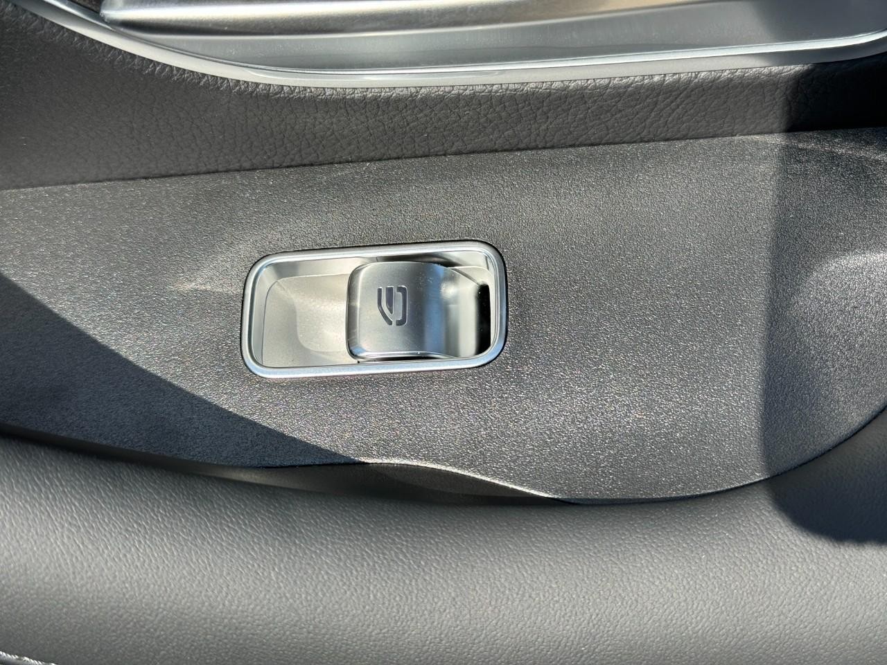 Mercedes-Benz GLE Vehicle Full-screen Gallery Image 24