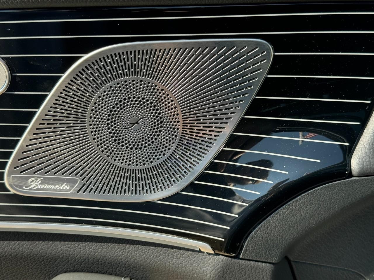 Mercedes-Benz GLE Vehicle Full-screen Gallery Image 25