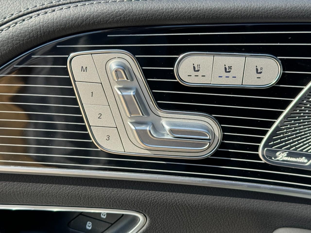 Mercedes-Benz GLE Vehicle Full-screen Gallery Image 26