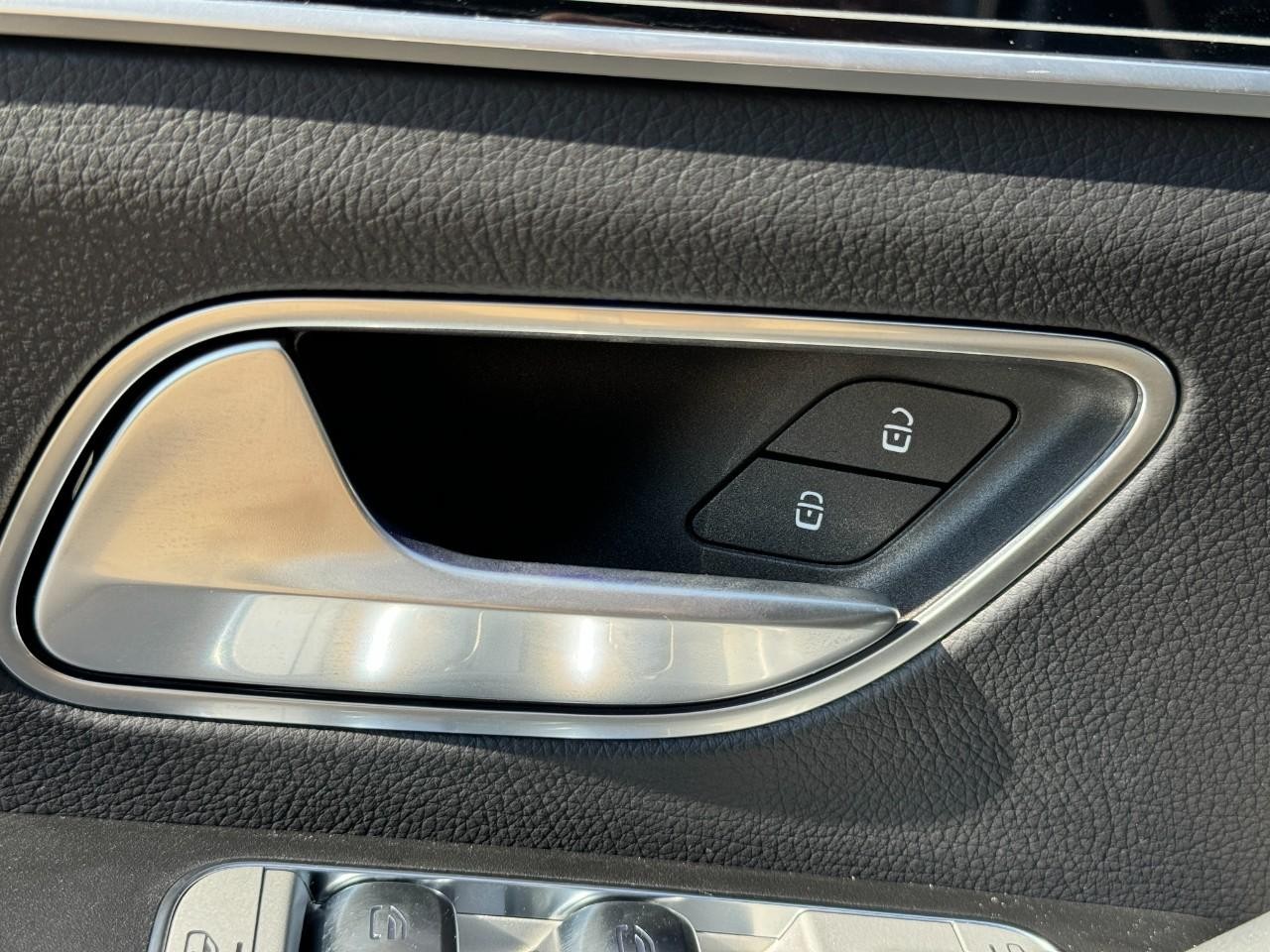 Mercedes-Benz GLE Vehicle Full-screen Gallery Image 27