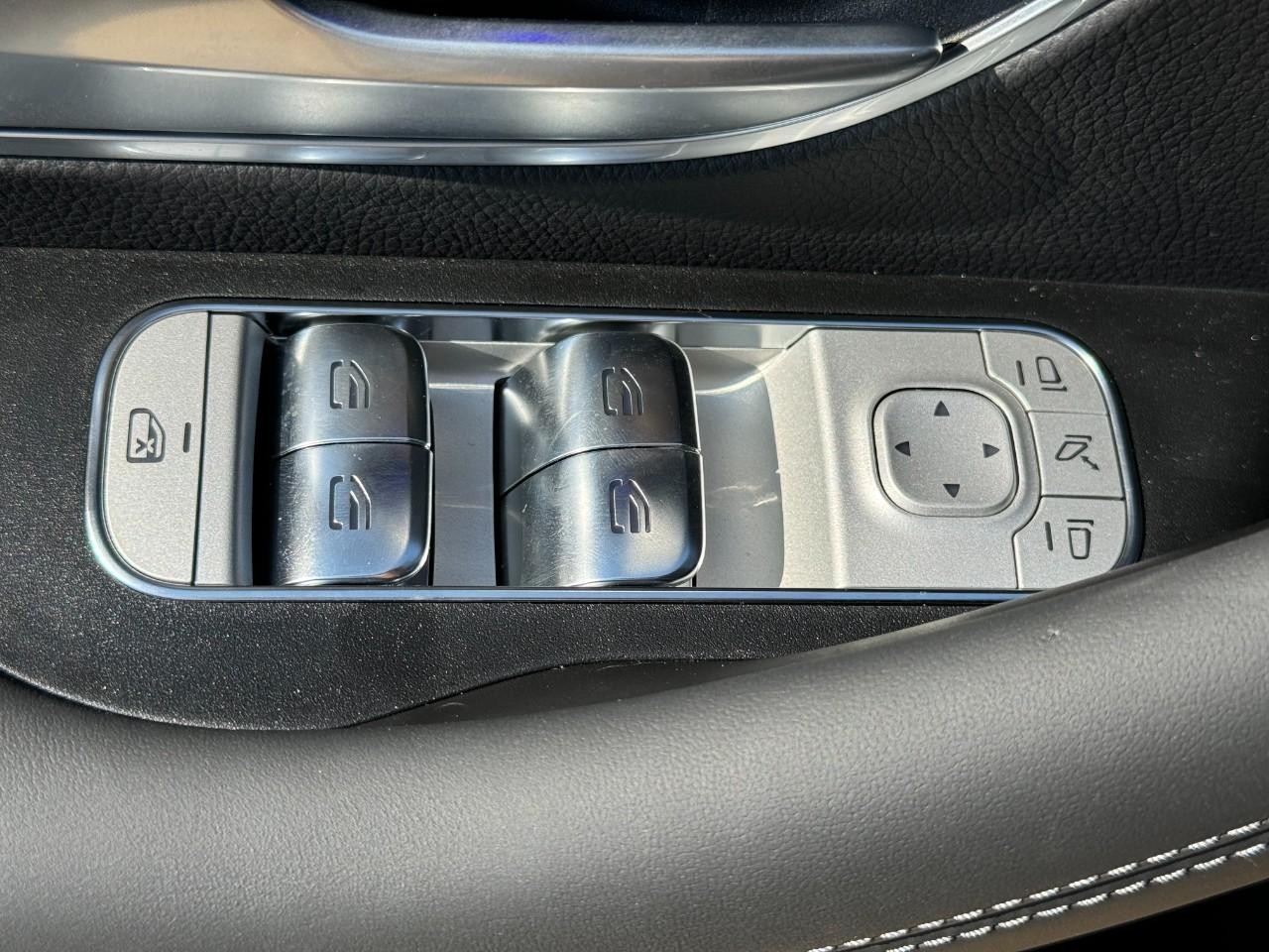 Mercedes-Benz GLE Vehicle Full-screen Gallery Image 28