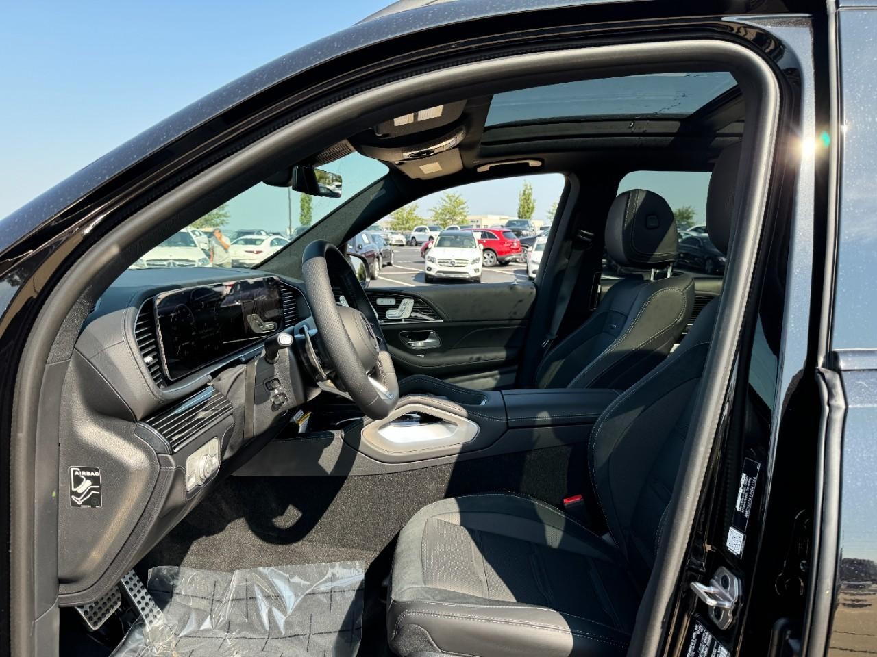 Mercedes-Benz GLE Vehicle Full-screen Gallery Image 30