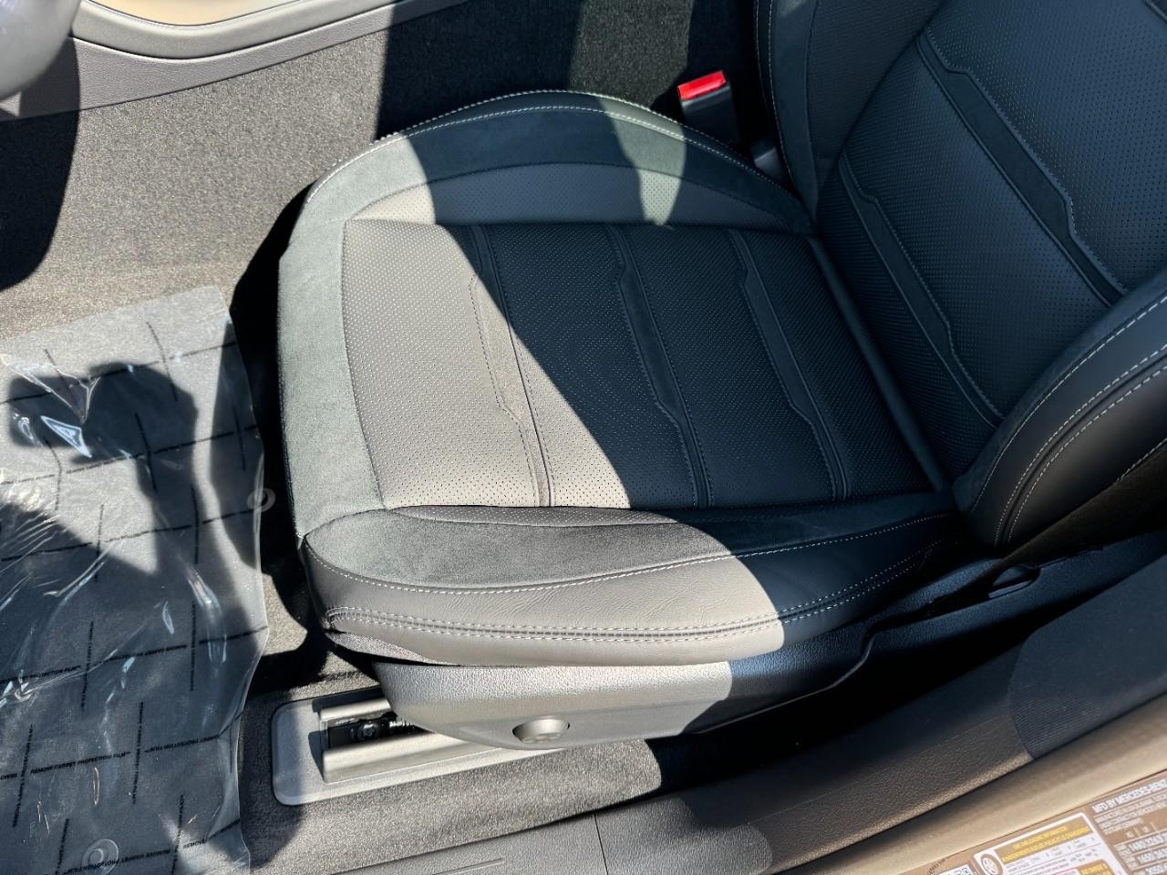 Mercedes-Benz GLE Vehicle Full-screen Gallery Image 31