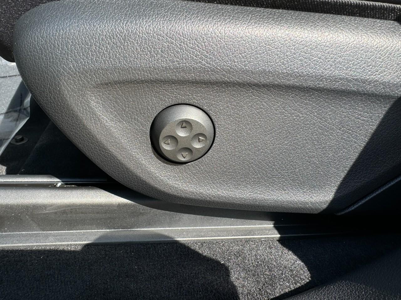 Mercedes-Benz GLE Vehicle Full-screen Gallery Image 32