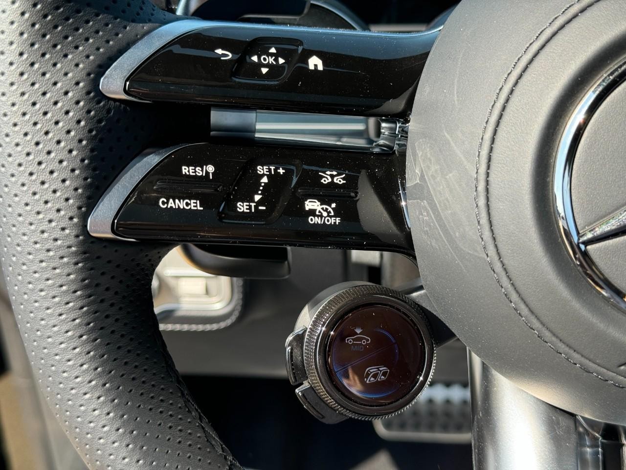 Mercedes-Benz GLE Vehicle Full-screen Gallery Image 34