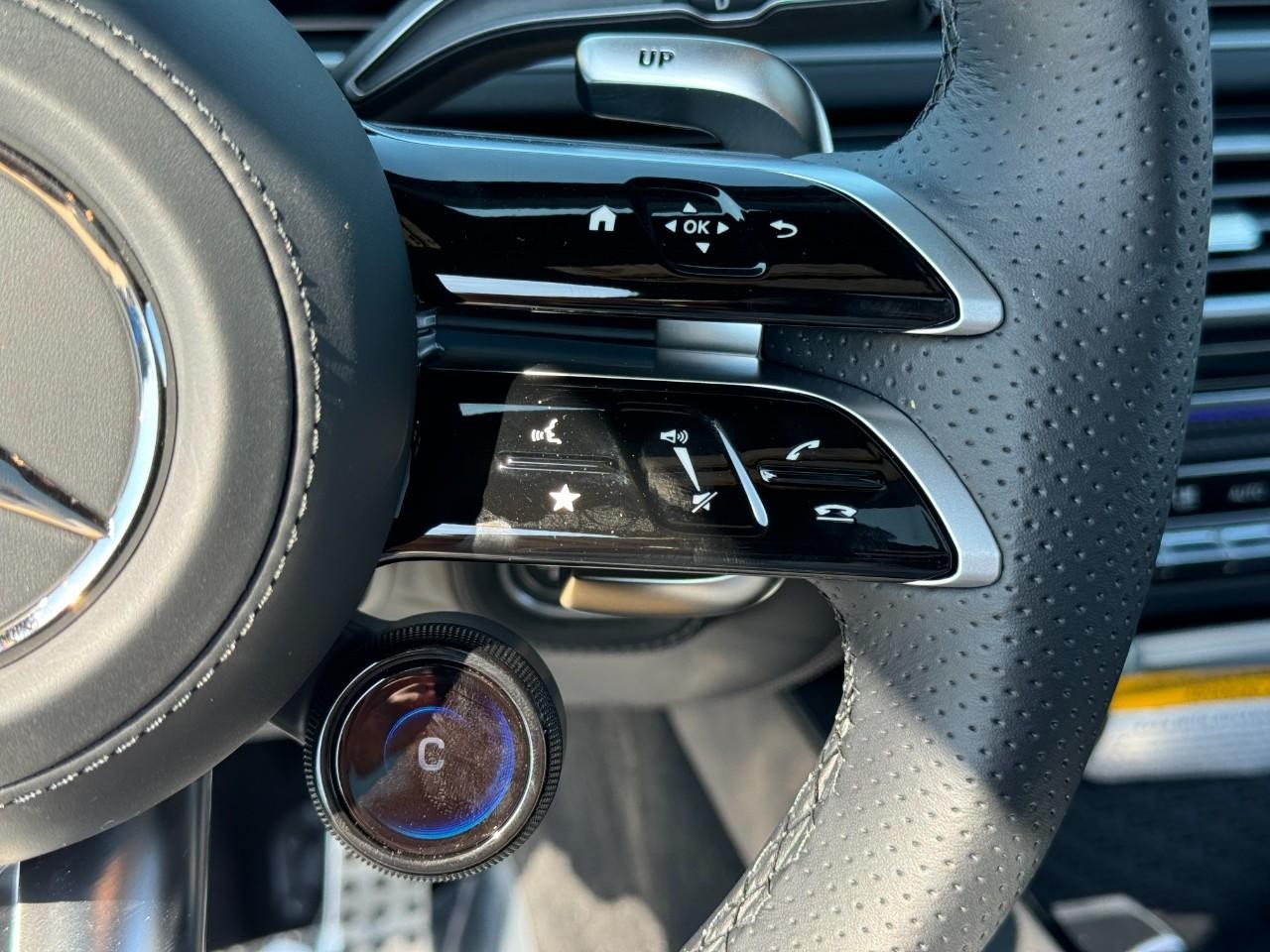 Mercedes-Benz GLE Vehicle Full-screen Gallery Image 35