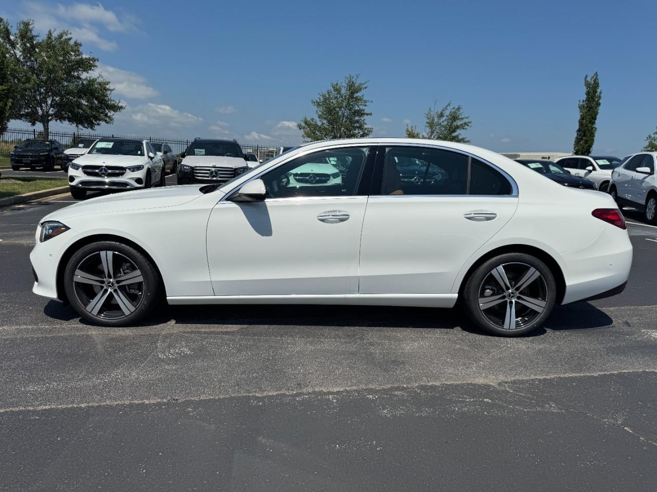 Mercedes-Benz C-Class Vehicle Full-screen Gallery Image 2