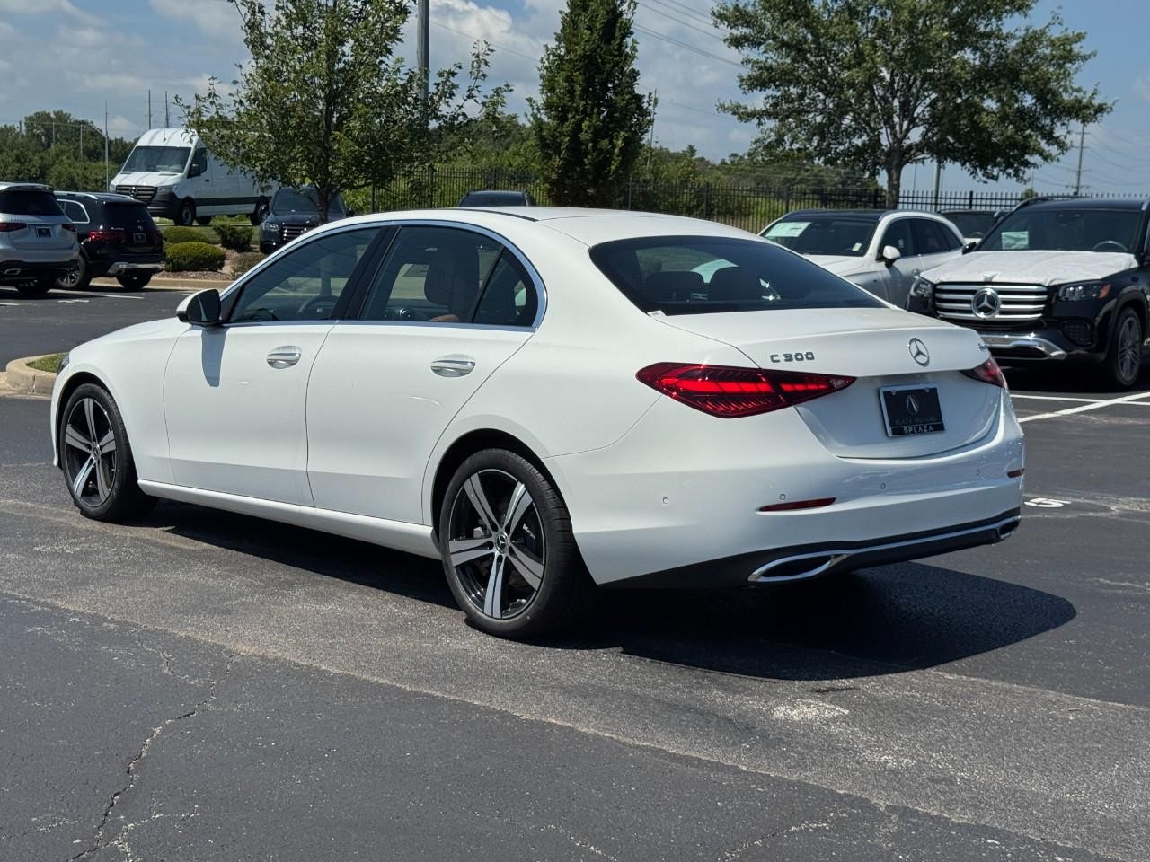 Mercedes-Benz C-Class Vehicle Full-screen Gallery Image 3