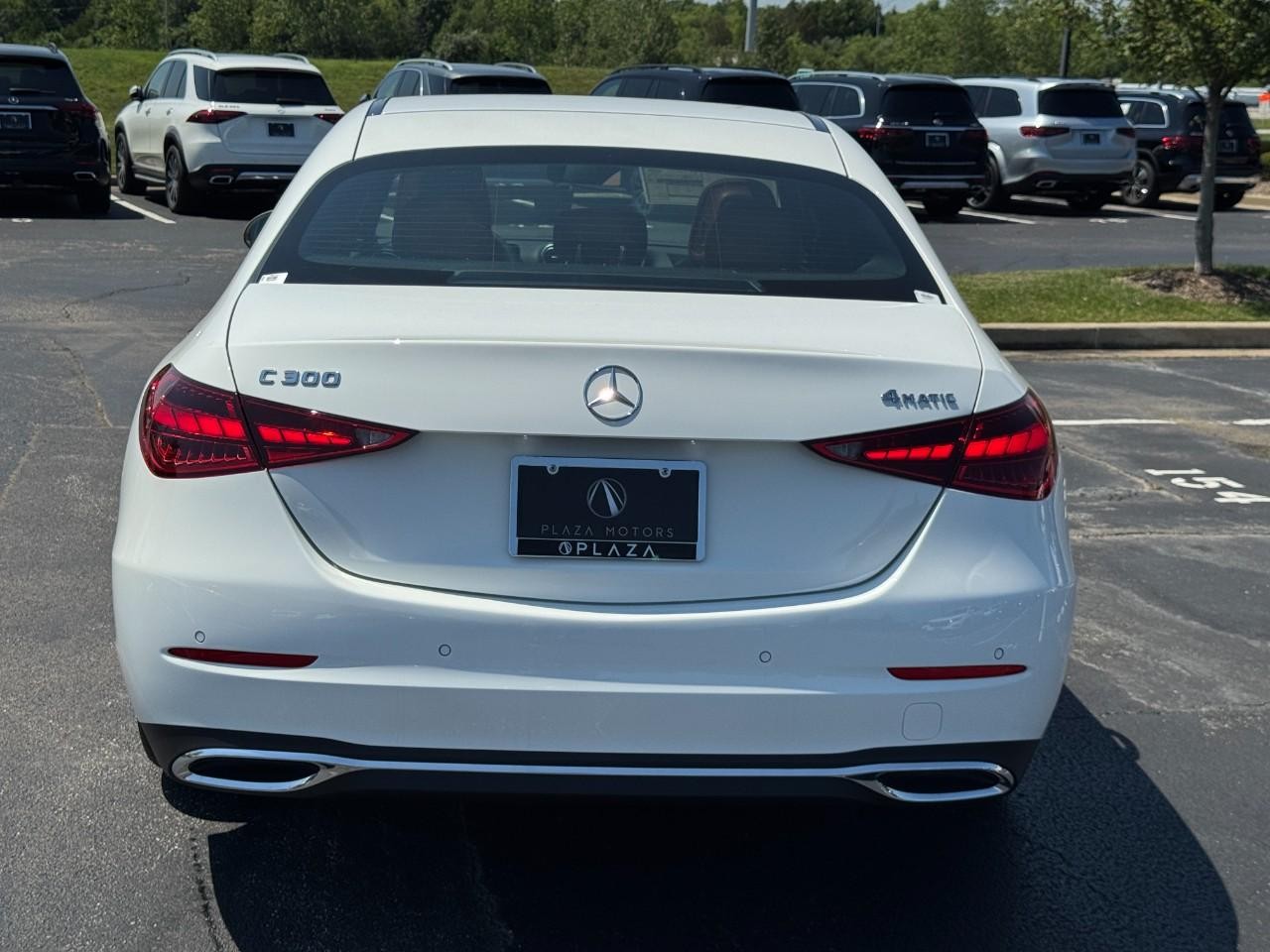 Mercedes-Benz C-Class Vehicle Full-screen Gallery Image 4
