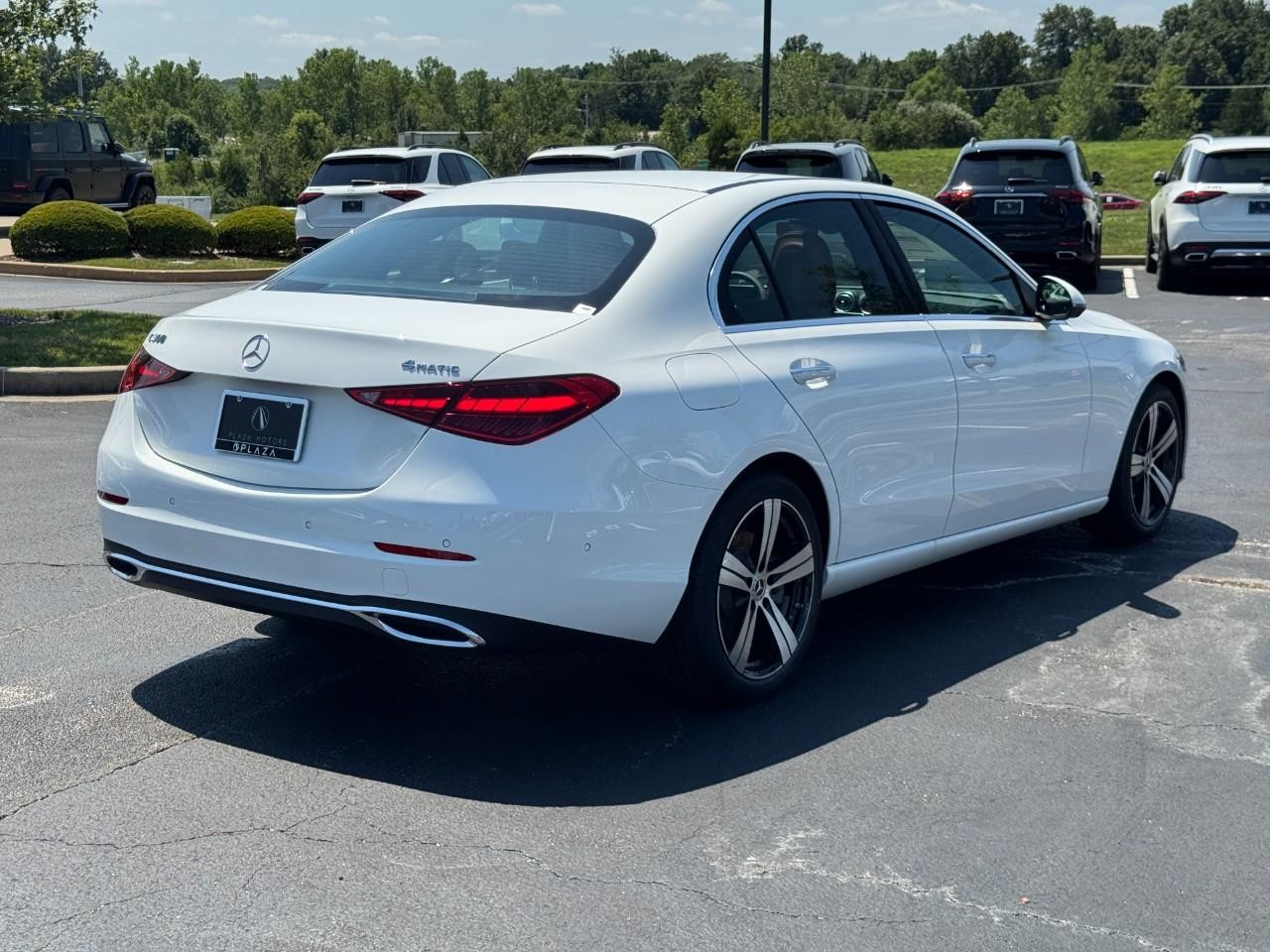 Mercedes-Benz C-Class Vehicle Full-screen Gallery Image 5