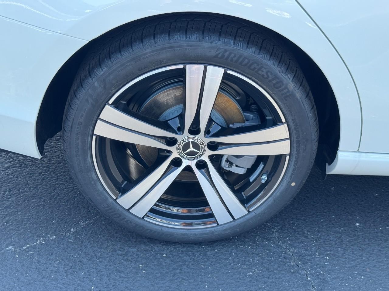 Mercedes-Benz C-Class Vehicle Full-screen Gallery Image 6