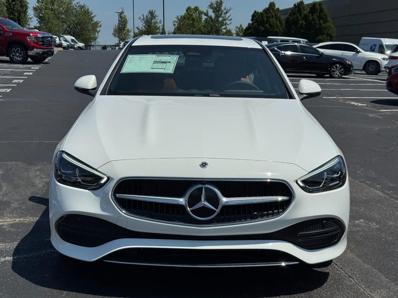 Mercedes-Benz C-Class Vehicle Full-screen Gallery Image 8