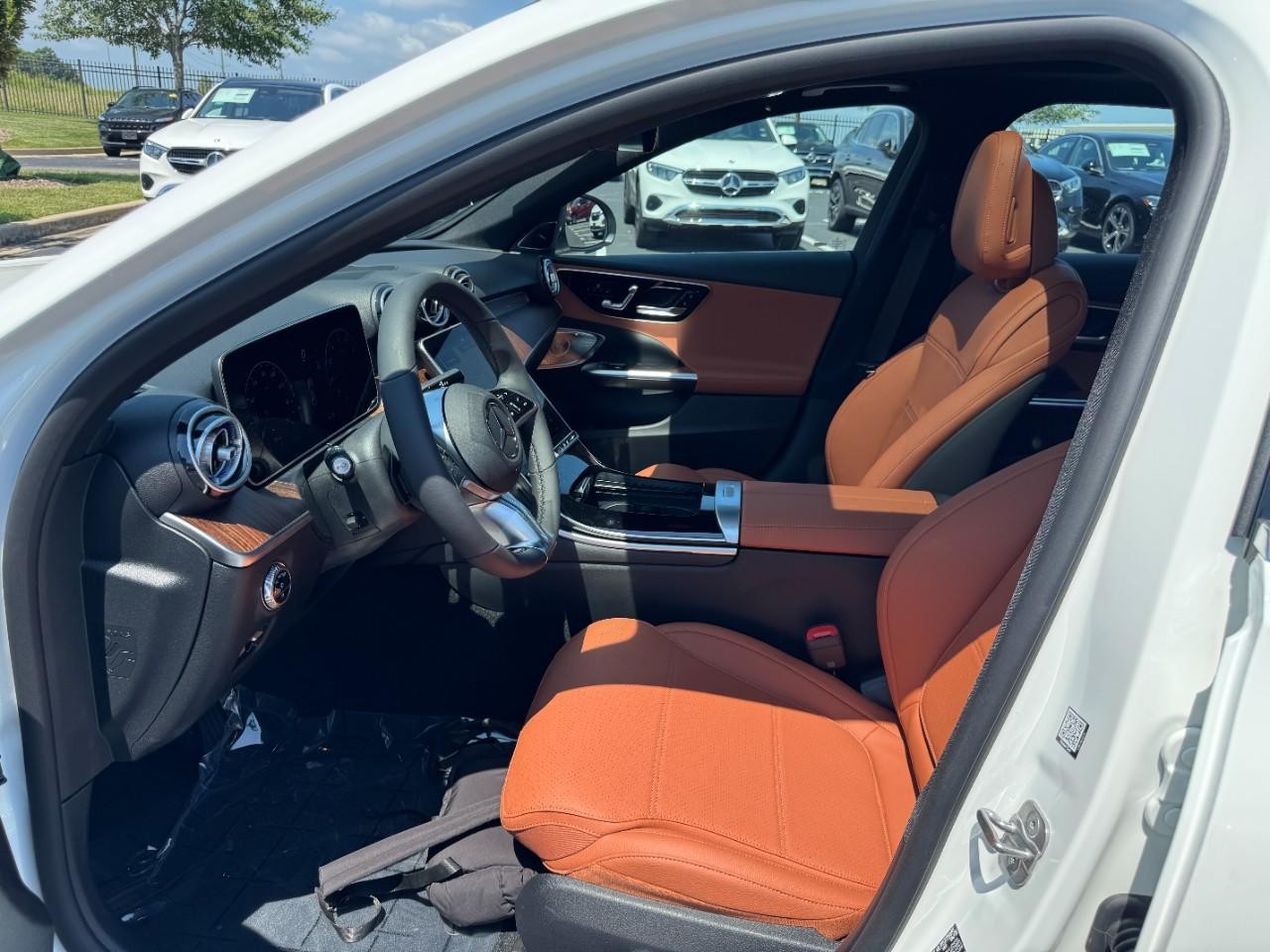 Mercedes-Benz C-Class Vehicle Full-screen Gallery Image 9