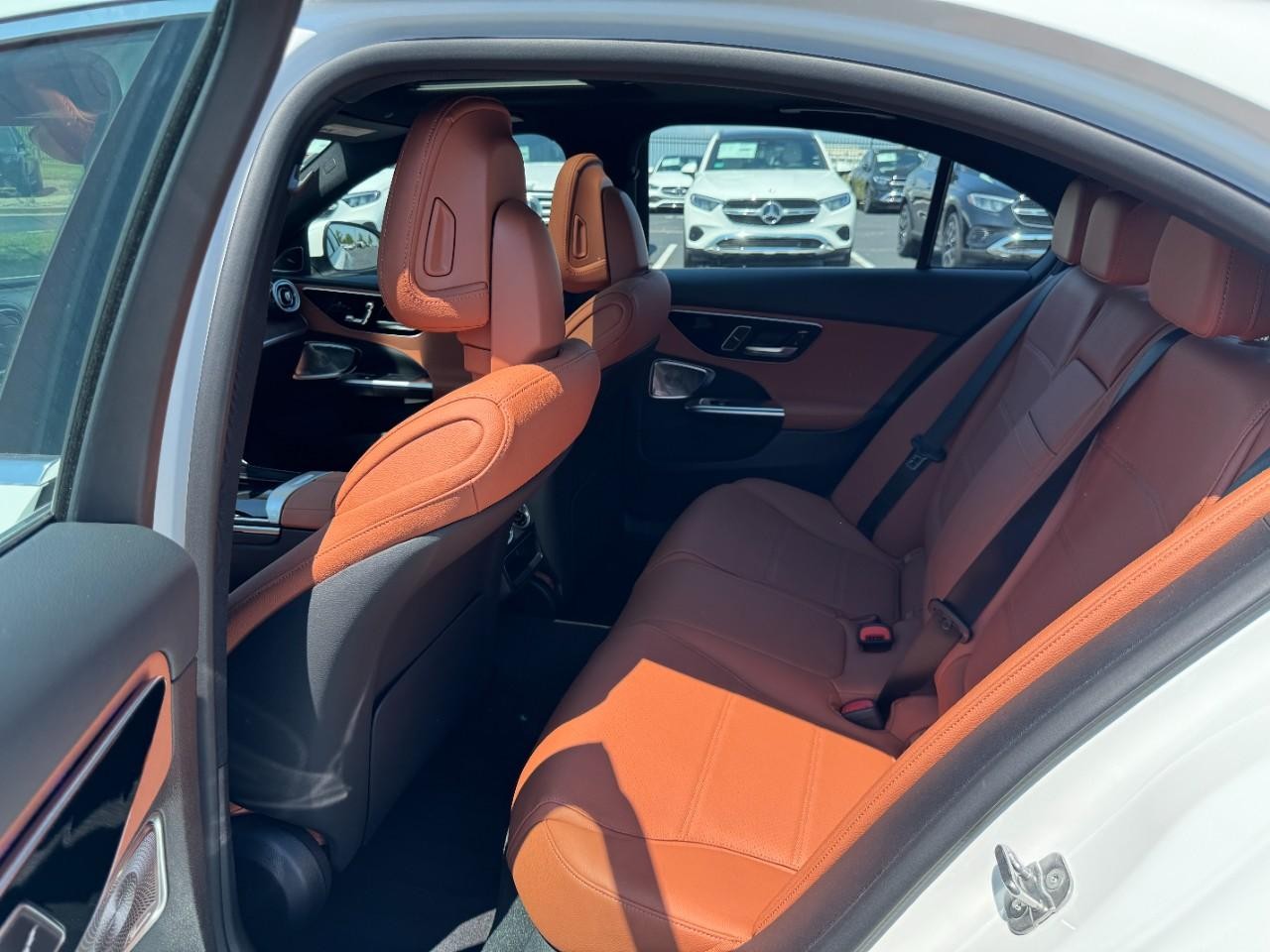 Mercedes-Benz C-Class Vehicle Full-screen Gallery Image 10