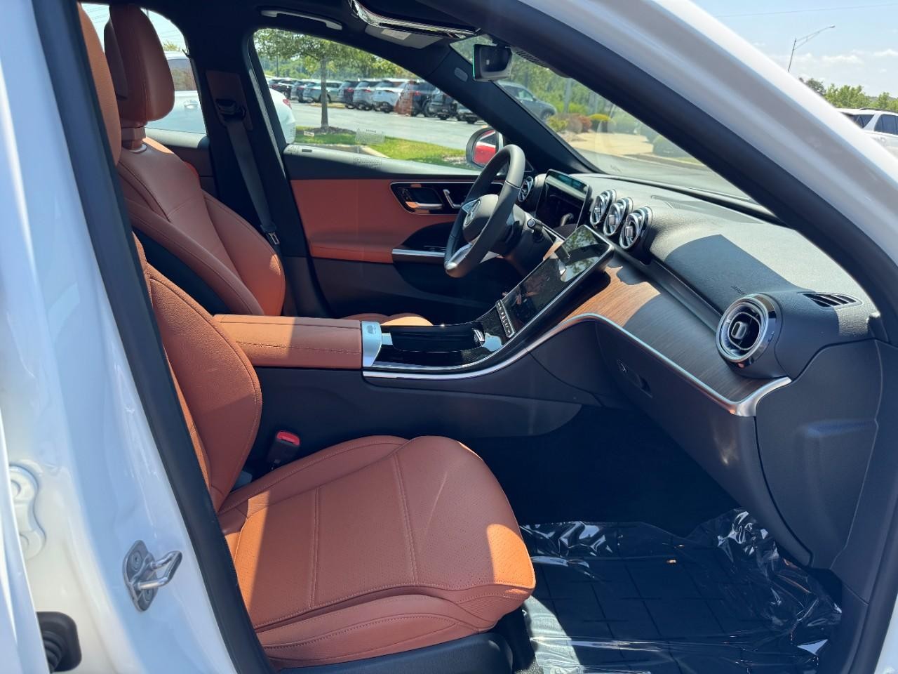 Mercedes-Benz C-Class Vehicle Full-screen Gallery Image 11