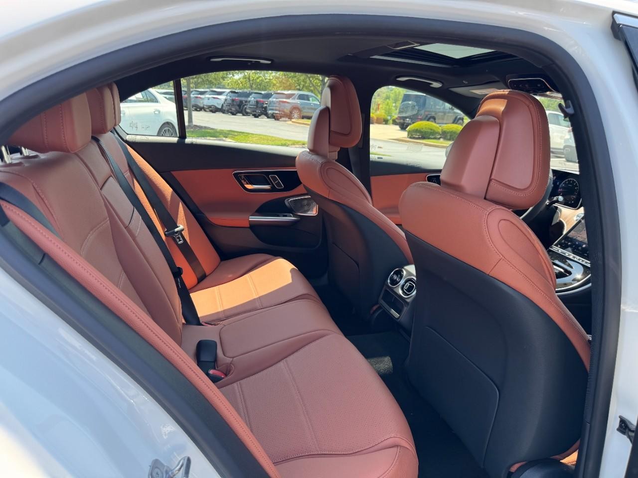 Mercedes-Benz C-Class Vehicle Full-screen Gallery Image 12