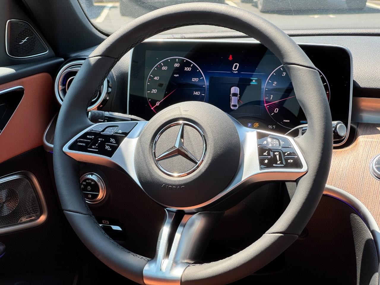 Mercedes-Benz C-Class Vehicle Full-screen Gallery Image 14