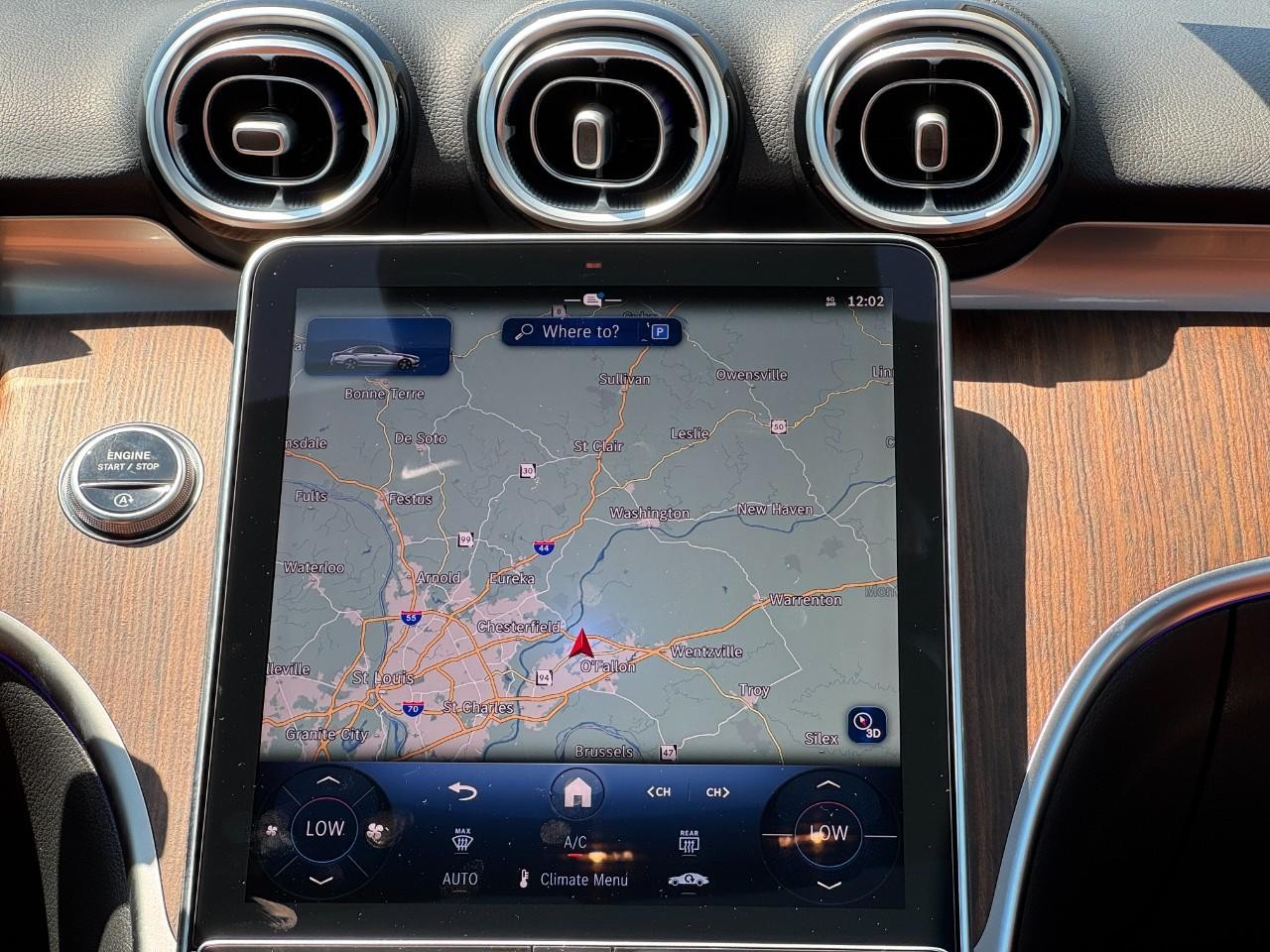 Mercedes-Benz C-Class Vehicle Full-screen Gallery Image 15