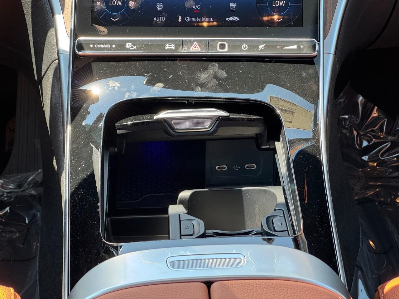 Mercedes-Benz C-Class Vehicle Full-screen Gallery Image 16