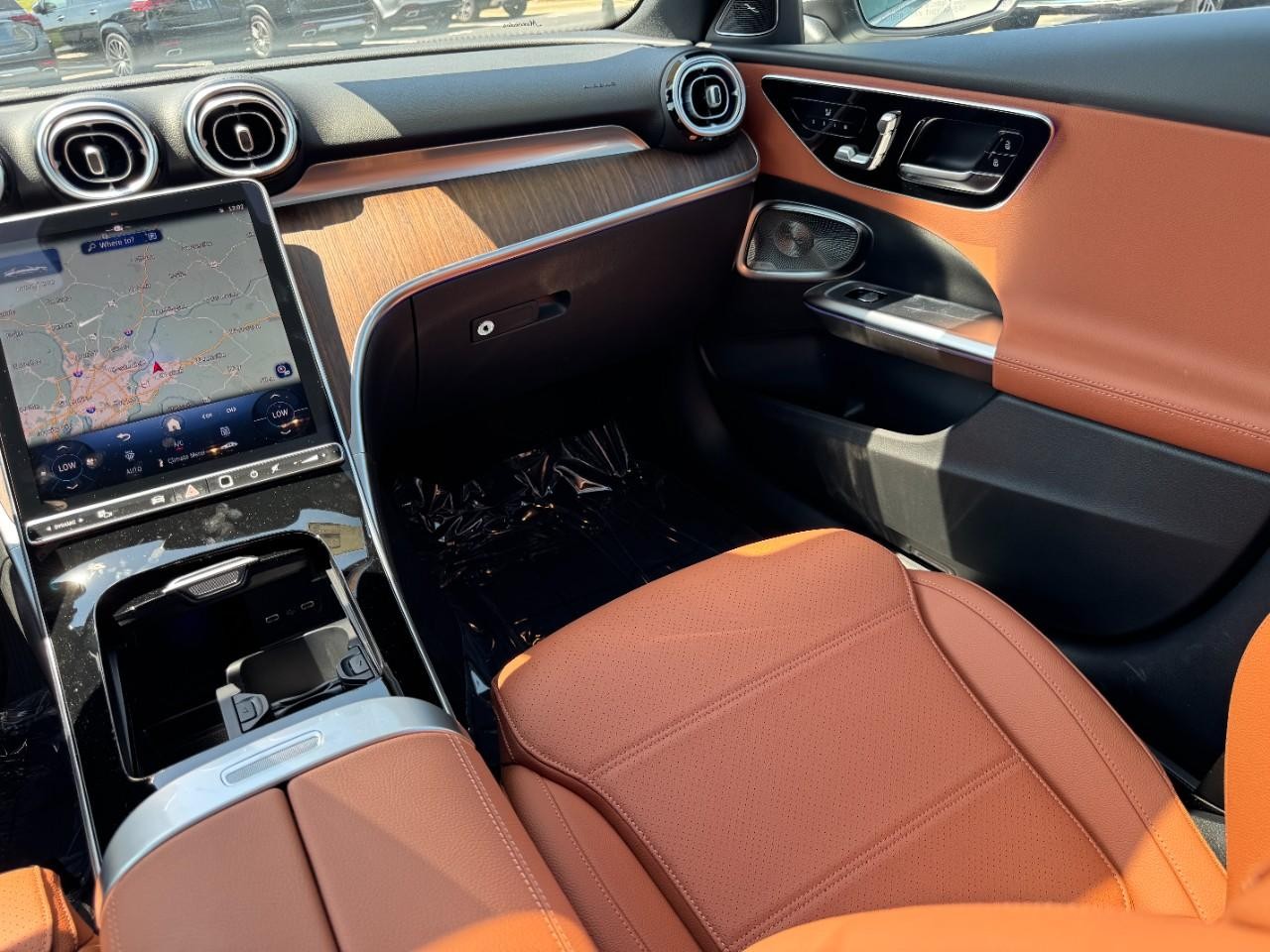 Mercedes-Benz C-Class Vehicle Full-screen Gallery Image 17