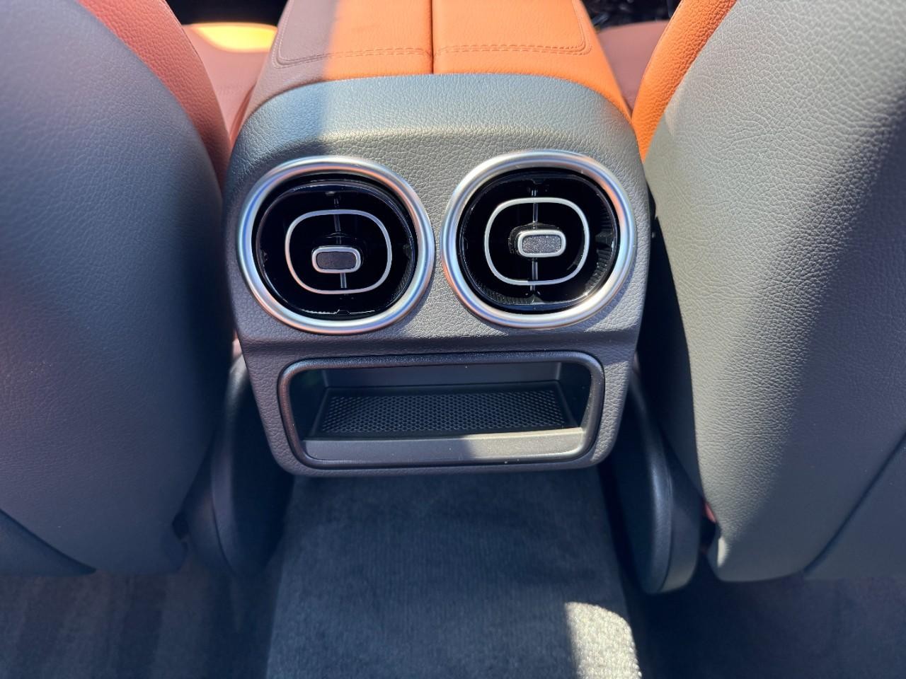 Mercedes-Benz C-Class Vehicle Full-screen Gallery Image 18