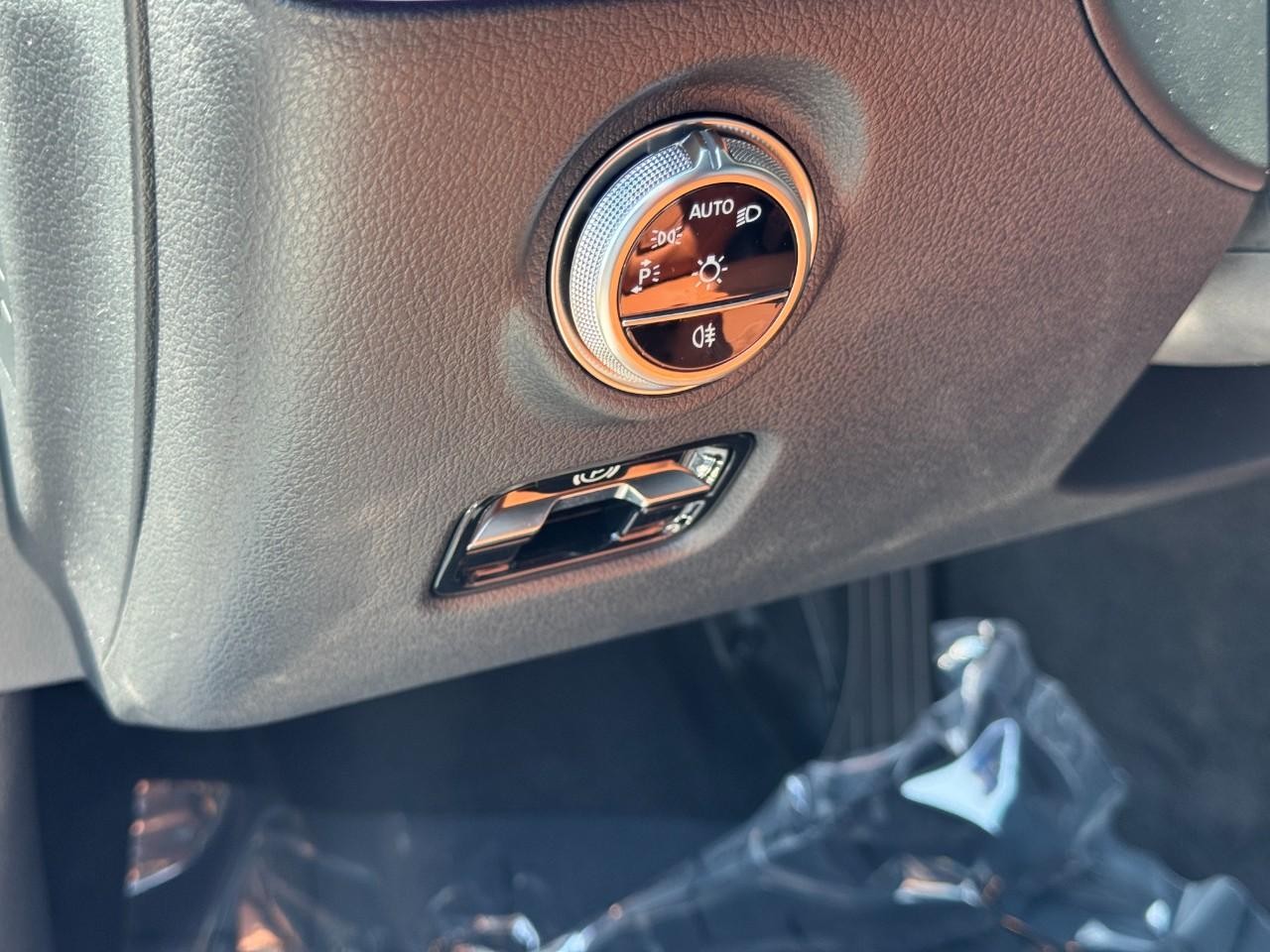 Mercedes-Benz C-Class Vehicle Full-screen Gallery Image 19