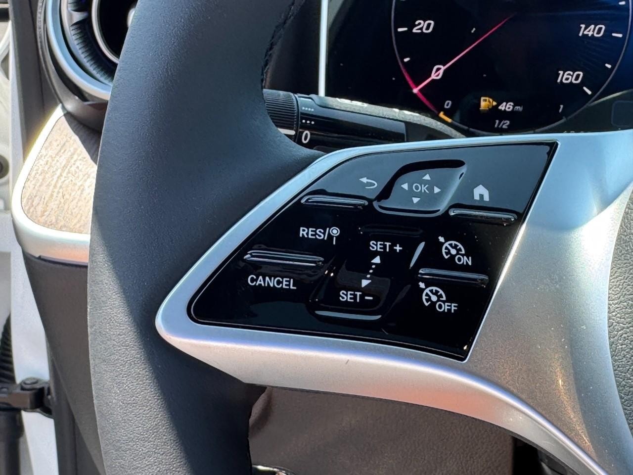 Mercedes-Benz C-Class Vehicle Full-screen Gallery Image 20