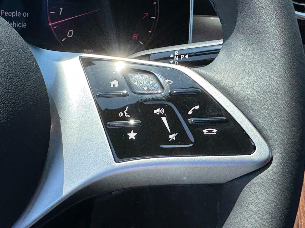 Mercedes-Benz C-Class Vehicle Full-screen Gallery Image 21