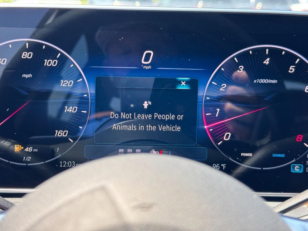 Mercedes-Benz C-Class Vehicle Full-screen Gallery Image 22