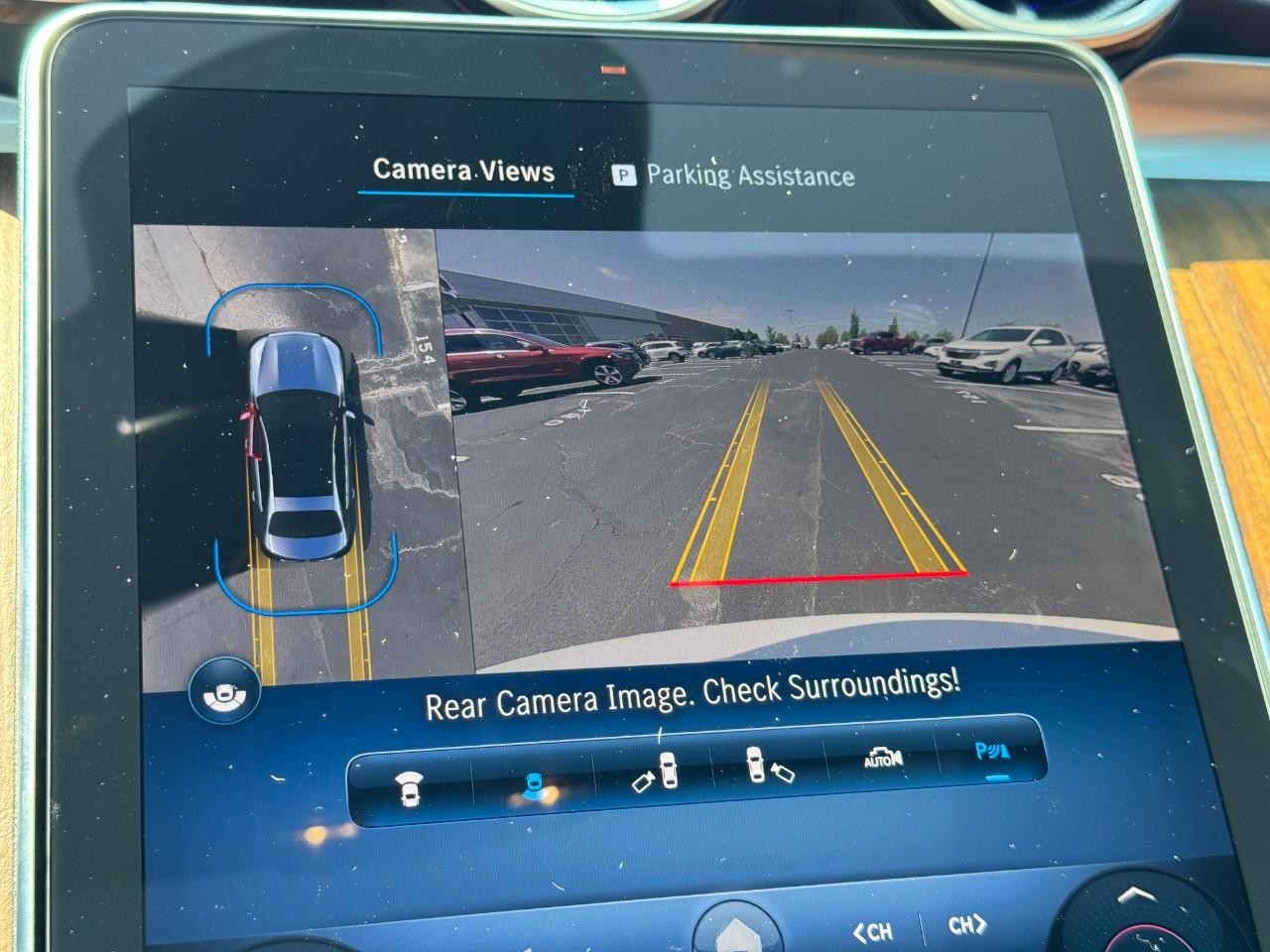 Mercedes-Benz C-Class Vehicle Full-screen Gallery Image 24