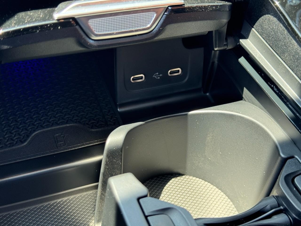 Mercedes-Benz C-Class Vehicle Full-screen Gallery Image 25