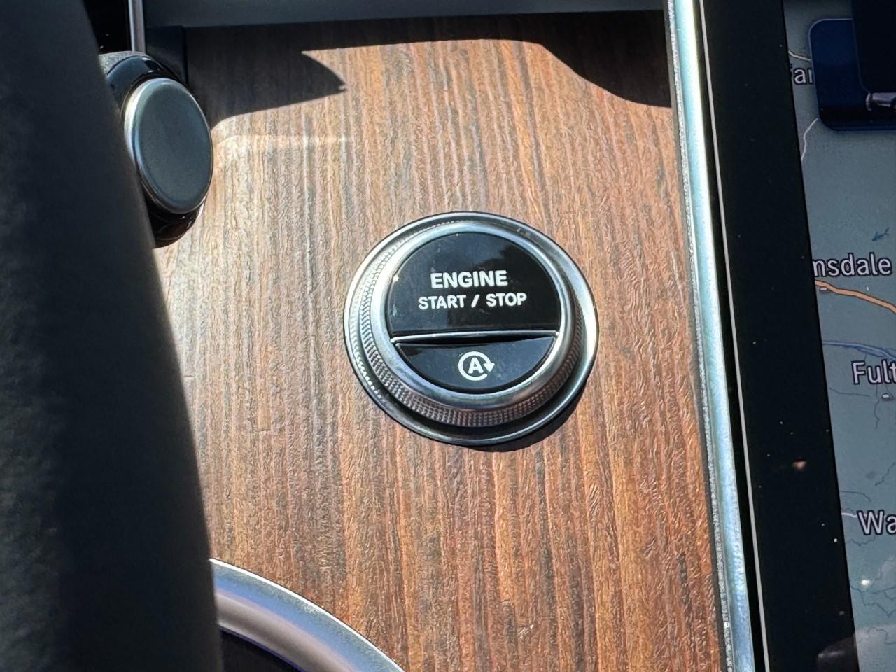 Mercedes-Benz C-Class Vehicle Full-screen Gallery Image 26