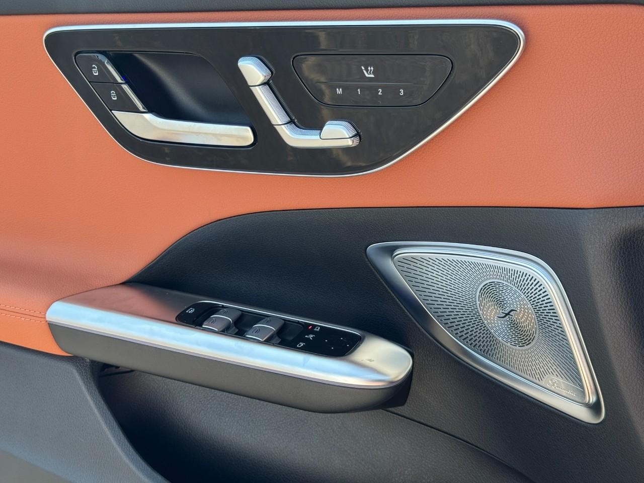 Mercedes-Benz C-Class Vehicle Full-screen Gallery Image 27