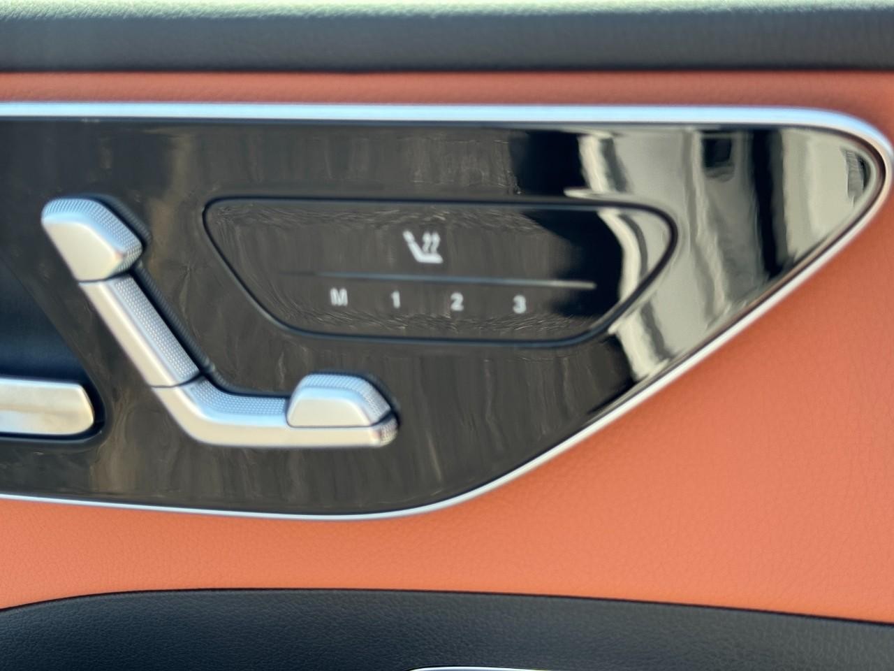 Mercedes-Benz C-Class Vehicle Full-screen Gallery Image 28