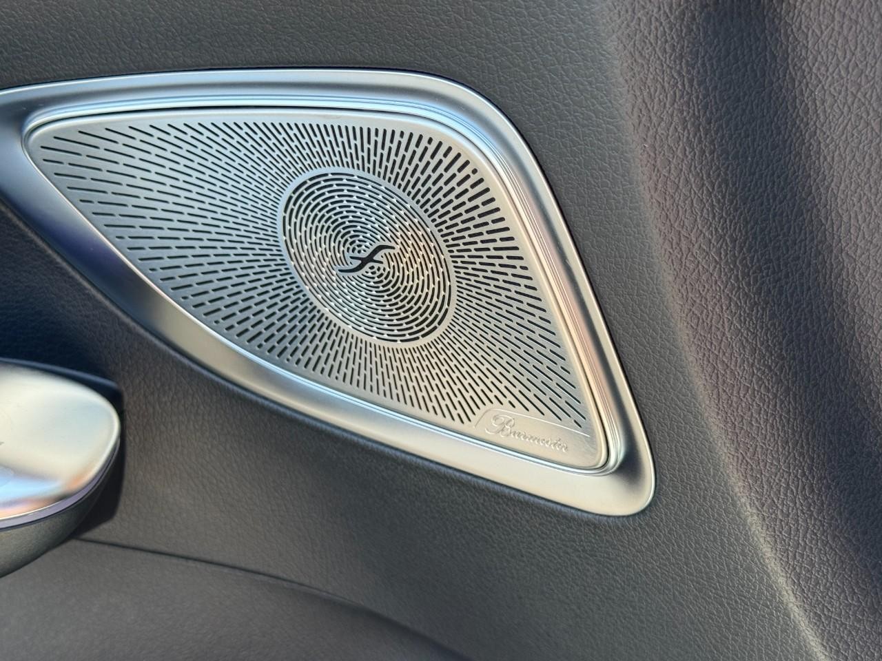 Mercedes-Benz C-Class Vehicle Full-screen Gallery Image 29