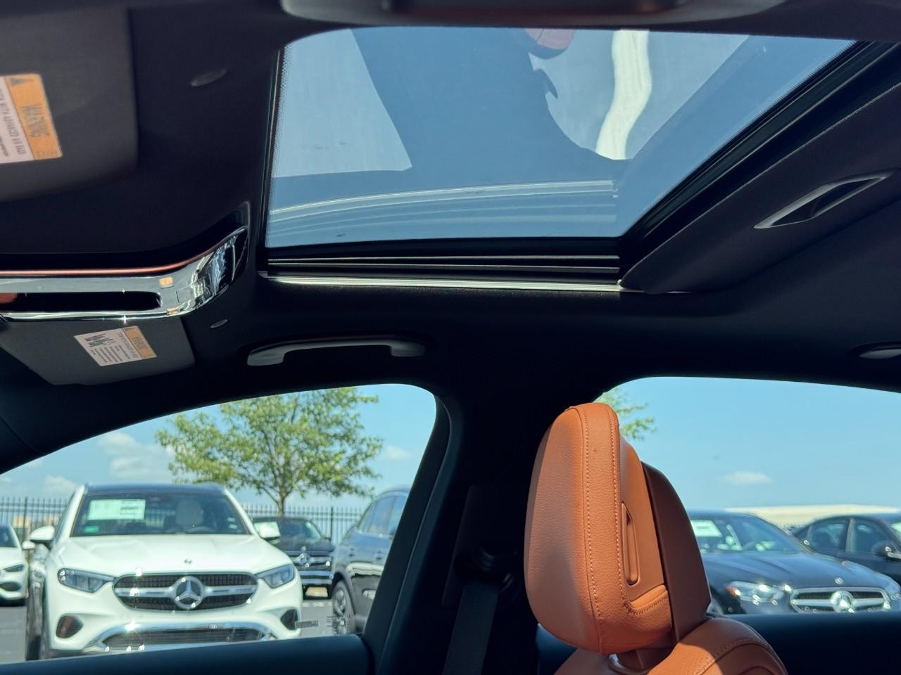 Mercedes-Benz C-Class Vehicle Full-screen Gallery Image 30