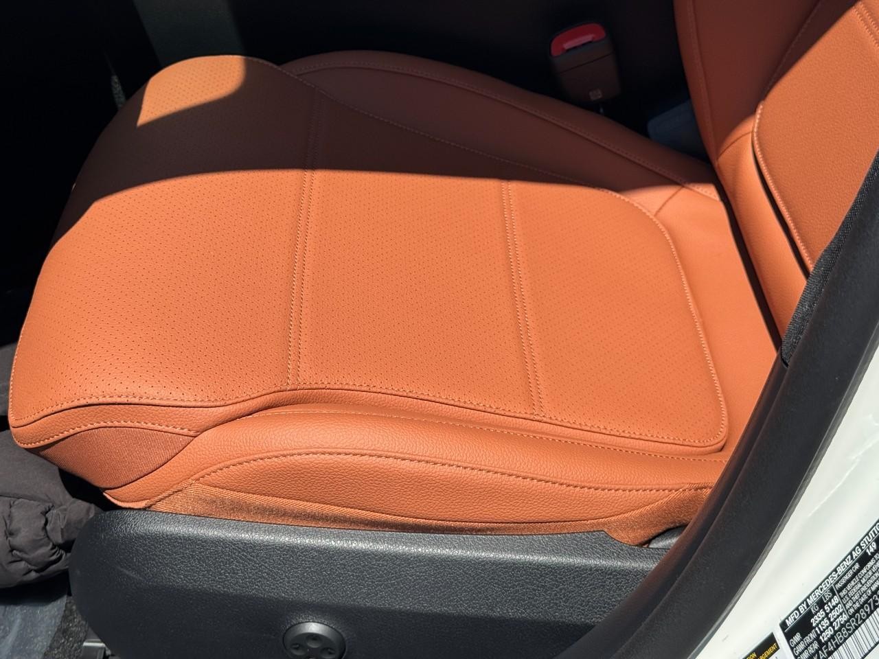 Mercedes-Benz C-Class Vehicle Full-screen Gallery Image 31