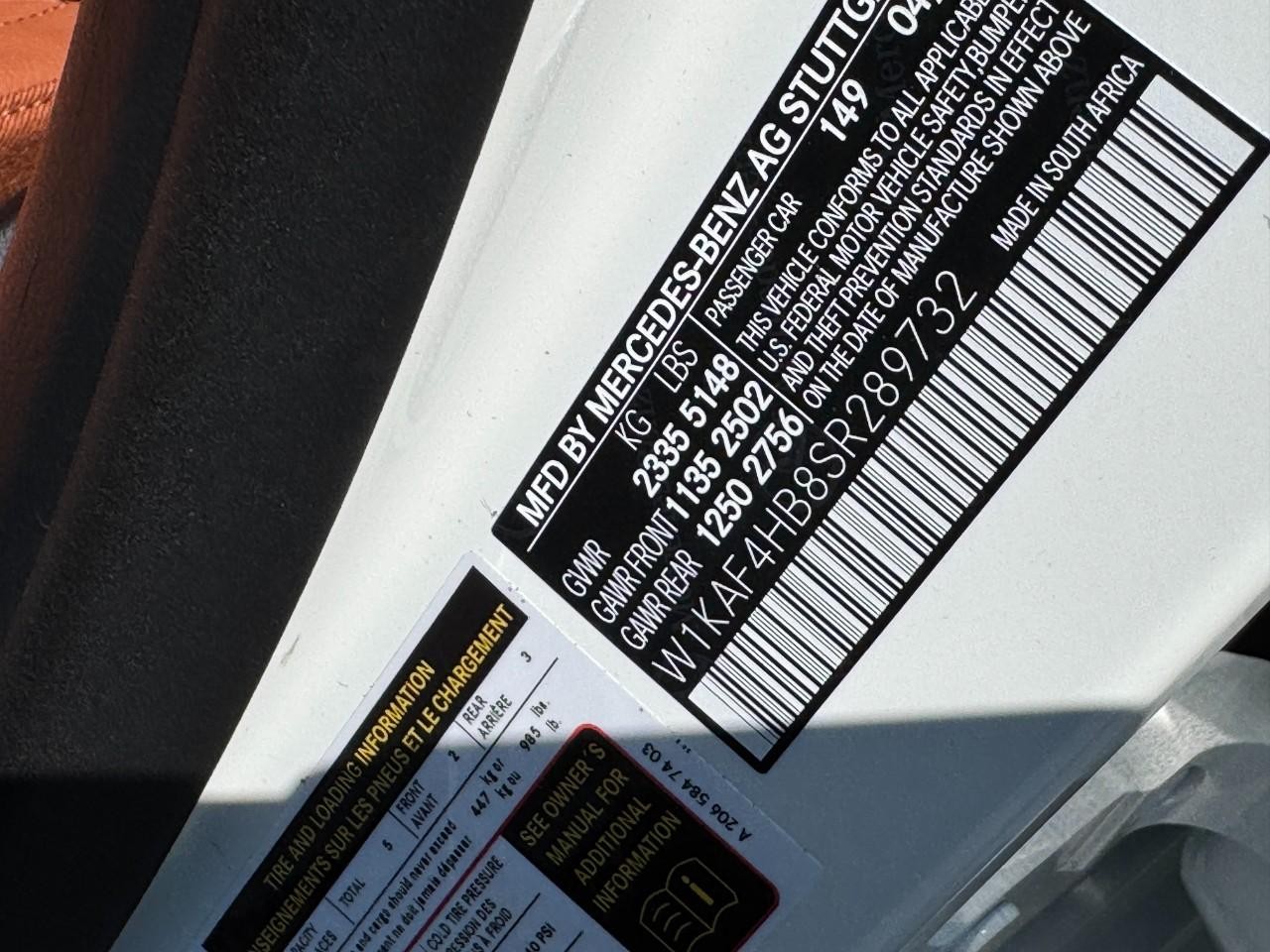 Mercedes-Benz C-Class Vehicle Full-screen Gallery Image 32