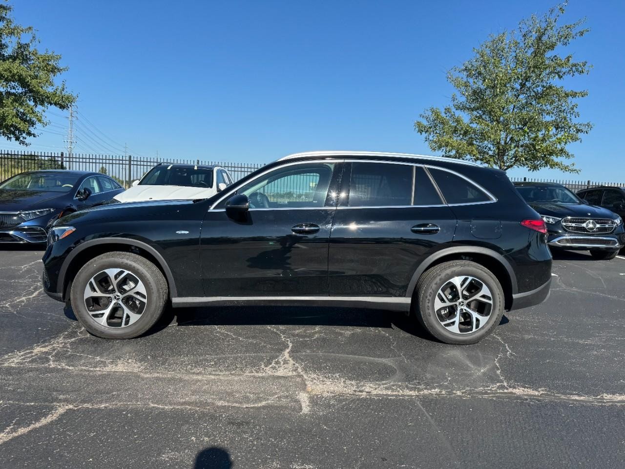 Mercedes-Benz GLC Vehicle Full-screen Gallery Image 2