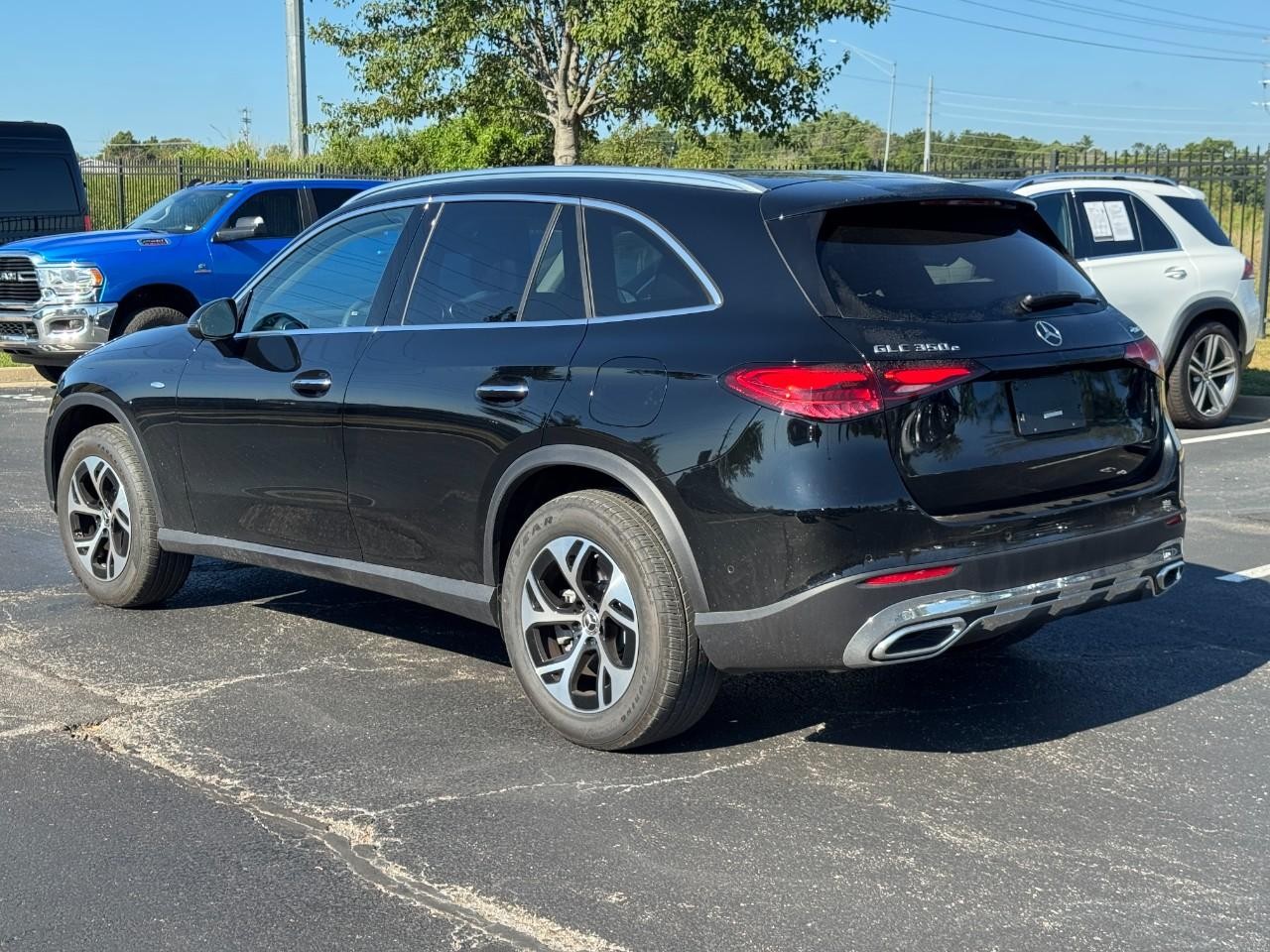 Mercedes-Benz GLC Vehicle Full-screen Gallery Image 3