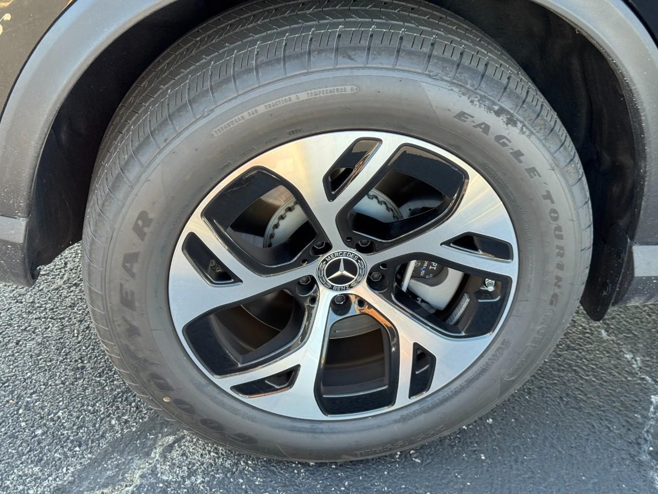 Mercedes-Benz GLC Vehicle Full-screen Gallery Image 6